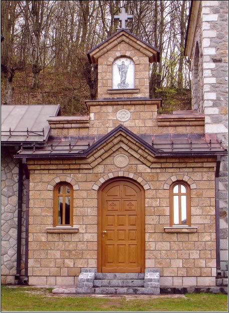 Man. Liplje: kapela Vaskrsenja Hristovog, osvećena 2004.